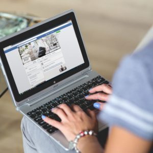 hands-woman-laptop-notebooka